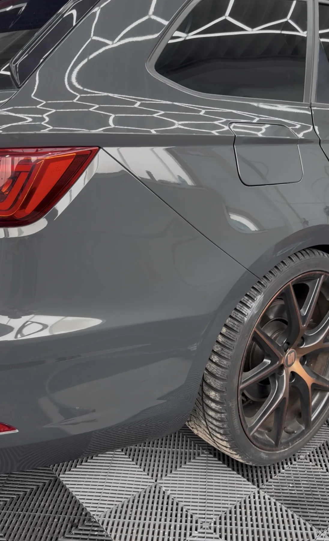 Smart-Repair Ergebnis an einem grauen Fahrzeug